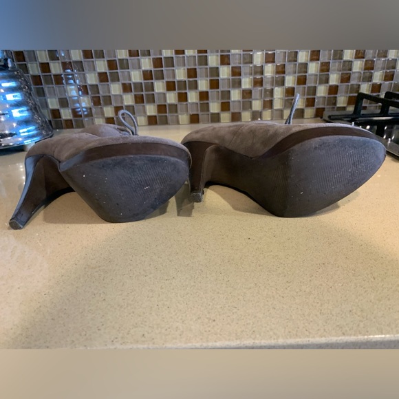 BATA Size 5 Suede Heels - Picture 4 of 6